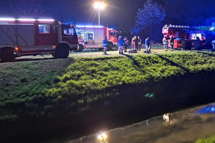 Die Feuerwehr und die DLRG bargen mit vereinten Kräften den Rollstuhlfahrer samt Gefährt aus dem Leimbach.