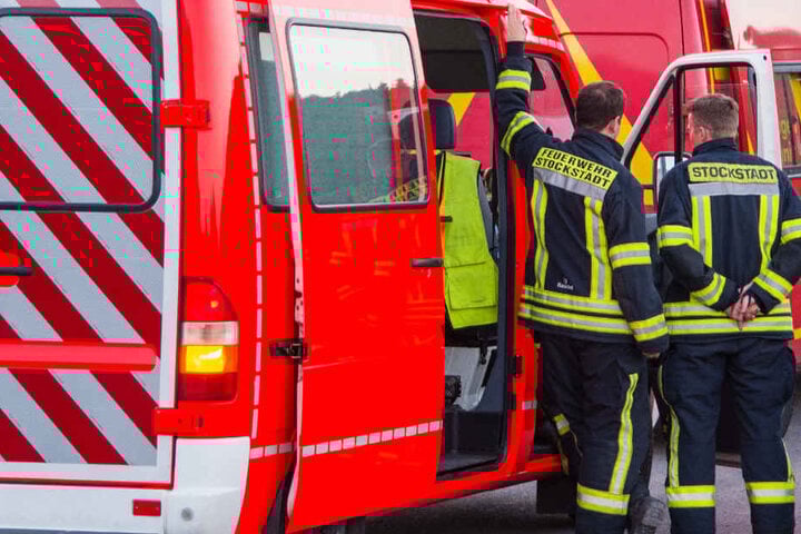 Wegen des Verdachts auf Sprengstoff war auch die Feuerwehr im Einsatz.