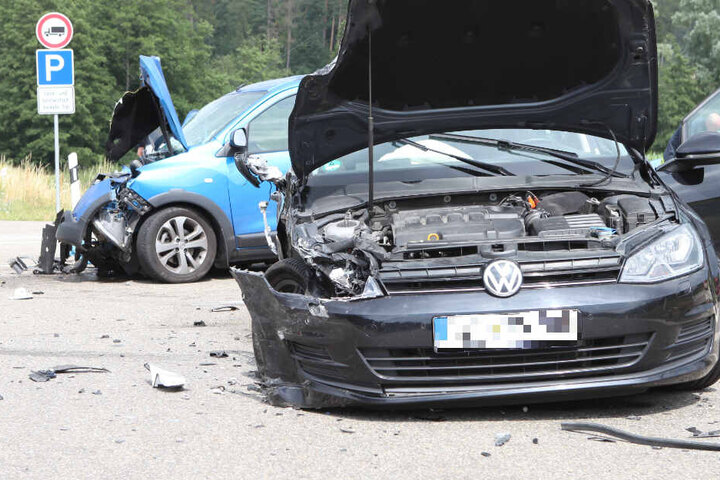 Ein Volkswagen und ein Dacia sind auf der Bundesstraße 25 in Bayern kollidiert.