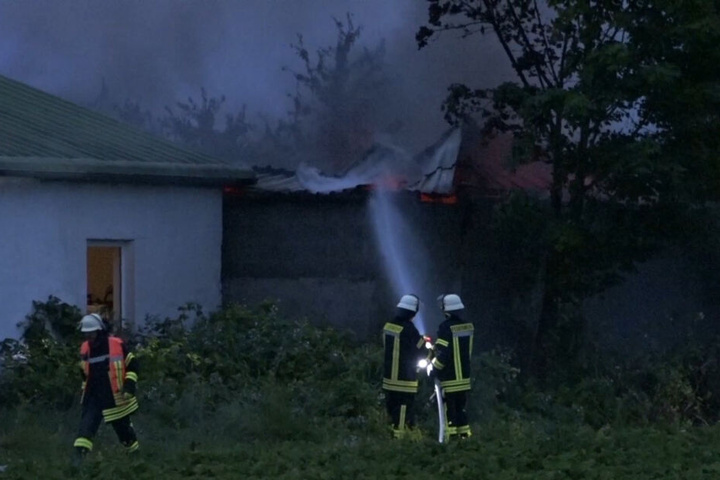 Einsatzkräfte löschen die letzten Reste des Feuers.