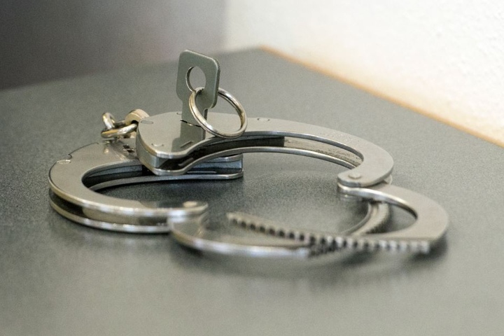 Die Polizei möchte den Betrüger gerne festnehmen.