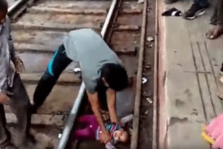 Das Baby ist komplett unversehrt.