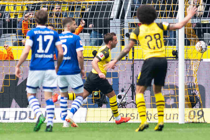 Da war die Welt des BVB noch in Ordnung: Mario Götze (Zweiter von rechts) brachte Dortmund in der 13. Minute per Kopf mit 1:0 in Führung.
