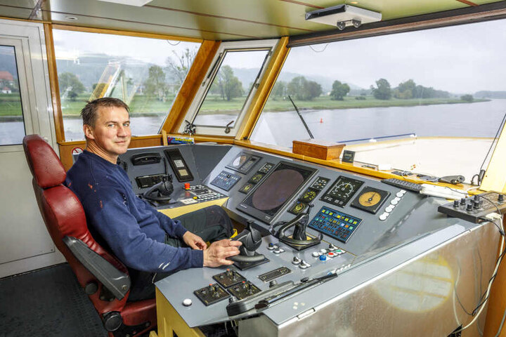 Cosel-Kapitän Roberto Lemke (47) ist froh, dass sein Schiff noch zur Parade fertig geworden ist.