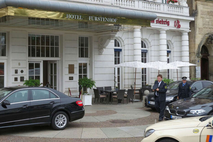 Leipzigs Polizeipräsident Bernd Merbitz ist am Fürstenhof eingetroffen und hat die Einsatzleitung übernommen.