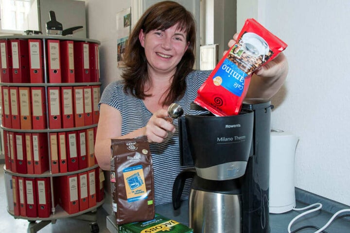Noch nicht perfekt: Linken-Fraktionsgeschäftsführerin Anja Schale (40) ersetzt alte Kaffeebestände durch Fairtrade-Bohnen.