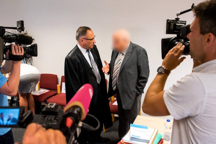 Der 74-Jährige soll laut Anklage bei einem Beratungsgespräch mit einer von ihm betreuten Frau sein Geschlechtsteil entblößt haben.