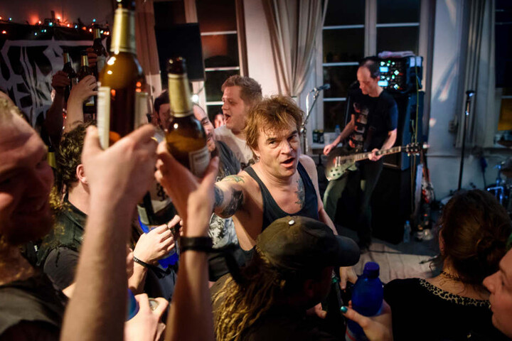 Hautnah bei den Fans. Auf 35 Quadratmetern rockten die Toten Hosen.