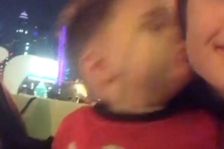 Alessio gibt Davina Geiss einen dicken Schmatzer