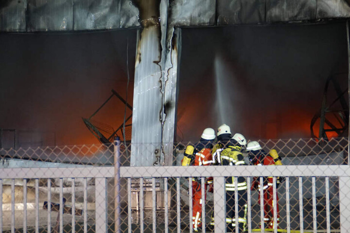 Feuerwehrleute bei den Löscharbeiten.