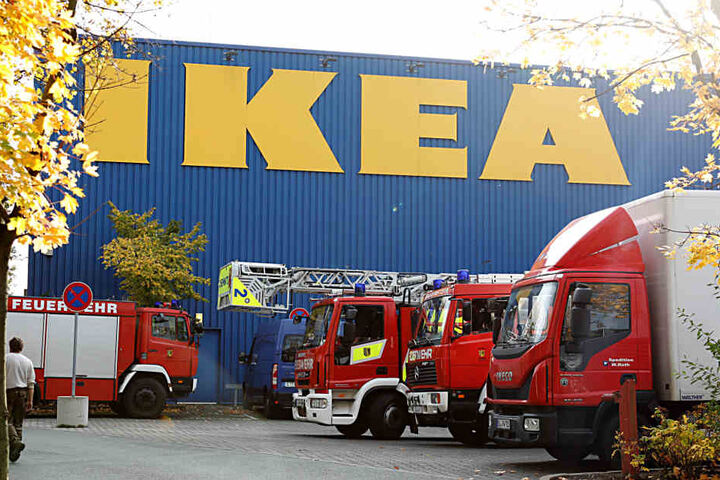 Die Feuerwehr war mit einem Großaufgebot bei Ikea im Einsatz.