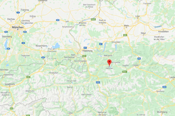 Hallstadt liegt direkt in den österreichischen Alpen.