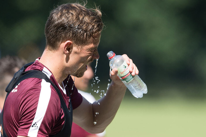 Puuhhh! Jannik Müller musste während der harten Vorbereitung einige Flaschen Wasser in und über sich kippen.