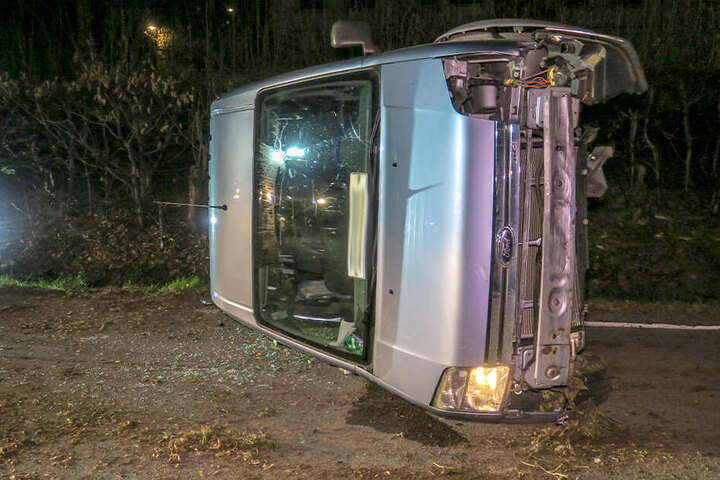 Der Ford war bei dem Unfall umgekippt und auf der Seite liegen geblieben.