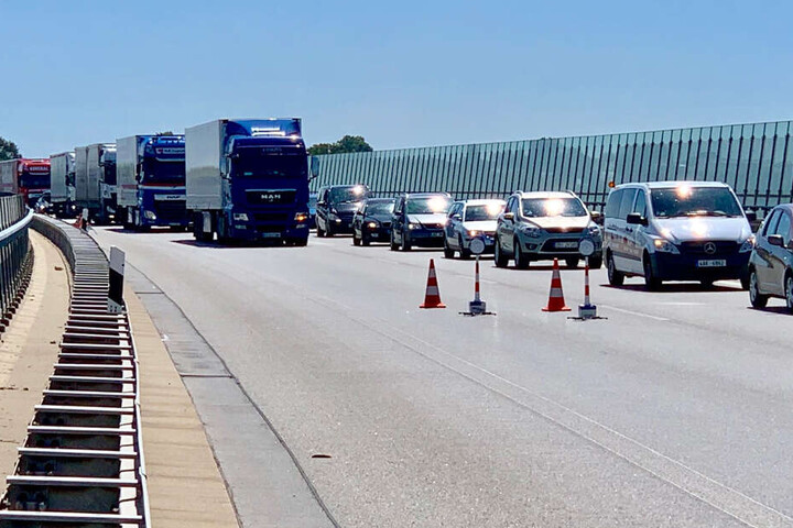 Durch die Sperrung entwickelte sich ein langer Stau auf der A17.