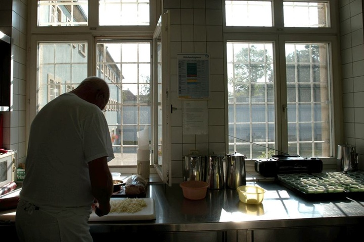 Die Ekel-Angriffe sollen sich wohl gezielt gegen einzelne Gefangene gerichtet haben. Die Aufnahme zeigt einen Küchenarbeiter in der JVA Konstanz.