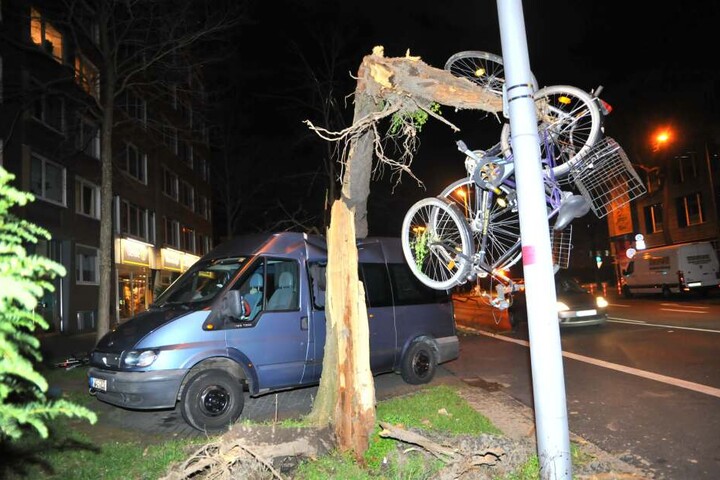 Hier entwurzelte der Sturm einen Baum, der auf ein Auto fiel und angeschlossene Fahrräder in die Luft hob.