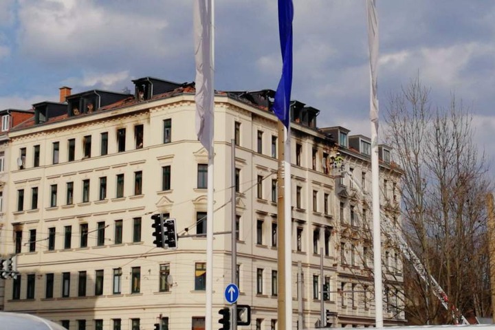 Am Freitagnachmittag ist das Gelände rund um das Feuer-Haus noch abgesperrt.