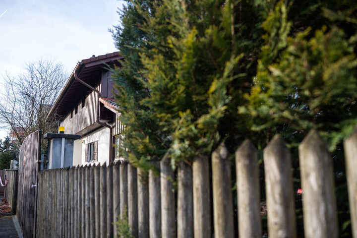 Ein Zaun und eine dichte Hecke verbergen das Haus, in dem sich die schreckliche Tat abgespielt hat.