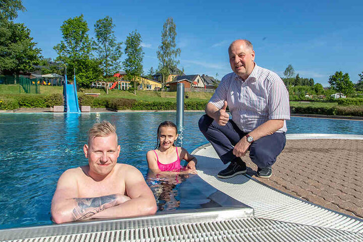 Beigeordneter Andy Kehrer (52) eröffnete am Sonnabend das Freibad Brünlos. In Zwönitz hatte er kein Glück.