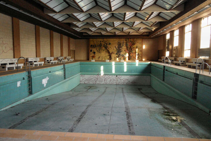 Seit 2002 steht die Schwimmhalle leer und verfällt langsam.