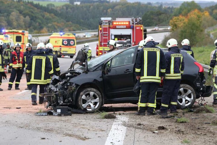 Dutzende Feuerwehrmänner waren mit der Bergung beschäftigt. Die A4 wurde in Richtung Chemnitz zeitweise voll gesperrt.
