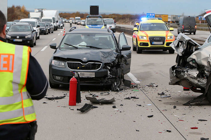 Zahlreiche Trümmerteile lagen auf der Autobahn, die Fahrtrichtung musste gesperrt werden.