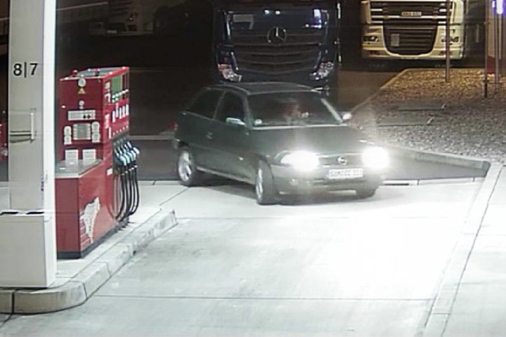 Der Betrüger war in einem dunkelgrünen Opel Astra unterwegs.