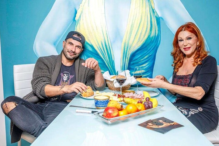 Marc Terenzi und Zora Schwarz nach einer langen Nacht beim Frühstück in der Ferienwohnung im Luisenhof.