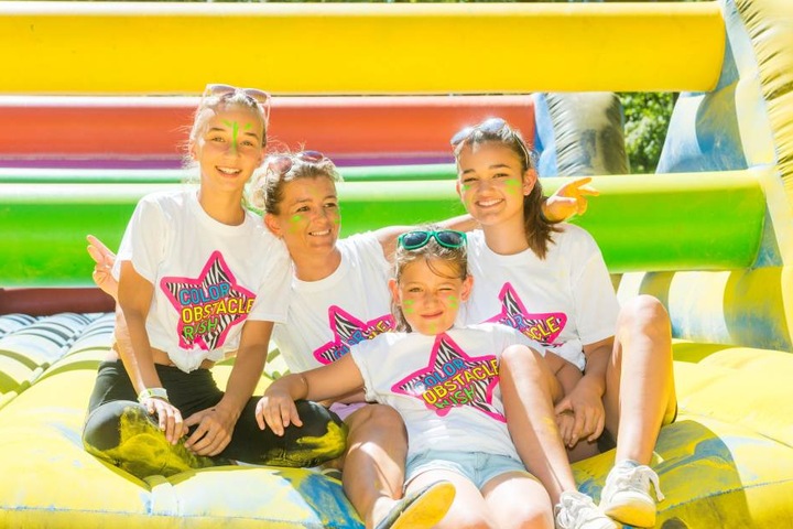 Hüpfbande: Jessica (12, 2.v.l) hatte mit Mama Bianca (35), Schwester Vanessa
(14) und Freundin Maja (13) Spaß auf einer der vielen „Hindernis-Hüpfburgen“.