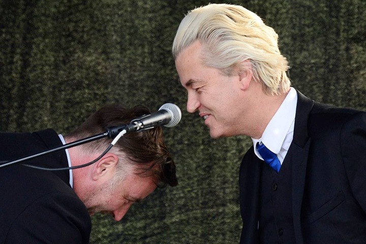 Geert Wilders wurde von Lutz Bachmann demütig bei der PEGIDA-Demo begrüßt.