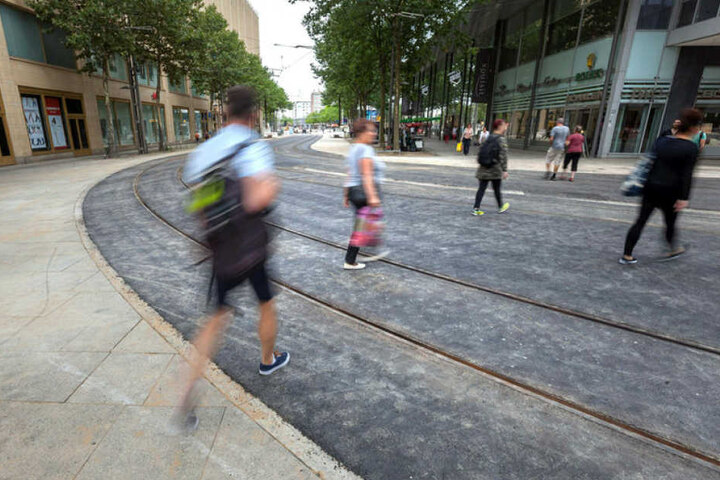 Breit und dunkel: Der neue Straßenbelag zwischen Zenti und Rotem Turm gefällt dem Rathaus nicht.
