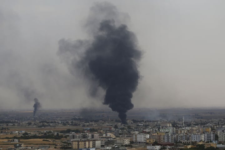 Auf dem von der türkischen Seite der türkisch-syrischen Grenze aufgenommenen Foto ist Rauch zu sehen, der über der syrischen Stadt Ras al-Ain aufsteigt, die zuvor durch die türkischen Streitkräfte bombardiert wurde.