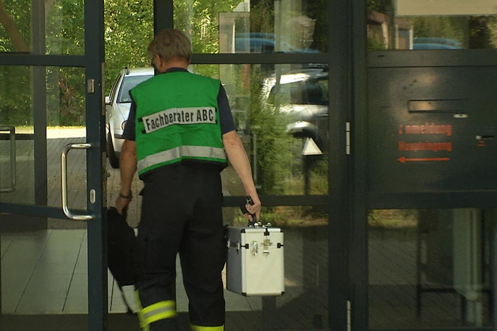 Die Feuerwehr prüft, um welche Substanz es sich handelt.