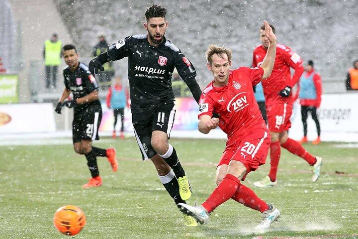 René Lange im Duell mit Hilal El – Helwe vom HFC.