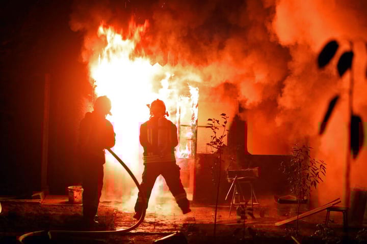 Als die Feuerwehr anrückte, brannte die Gartenlaube lichterloh.