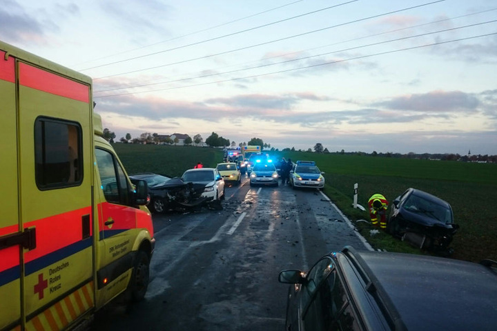 Die S81 ist während der Bergungsarbeiten gesperrt.