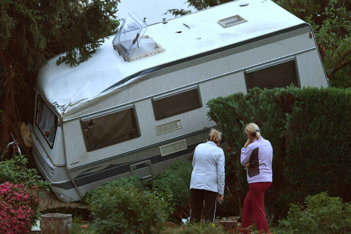 Ein Wohnmobil wurde vom Wirbelsturm durch die Luft geschleudert und liegt nun im Garten.