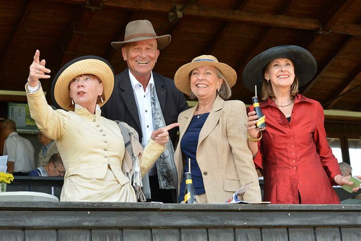 Der Dresdner Touristik-Guru Christfried Drescher hat auf der Tribüne eine eigene Loge. Kriemhild Volke, Rita Zanger und Gitta Milewski (v.l.) feuern im dritten Rennen Dreschers Pferd "Bismarck the Flyer" an.