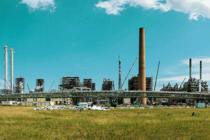 Das Dow-Chemiewerk in Böhlen ist ein "schlafender Riese". Die über 140 Meter hohe Fackel ist das Wahrzeichen des Werkes.