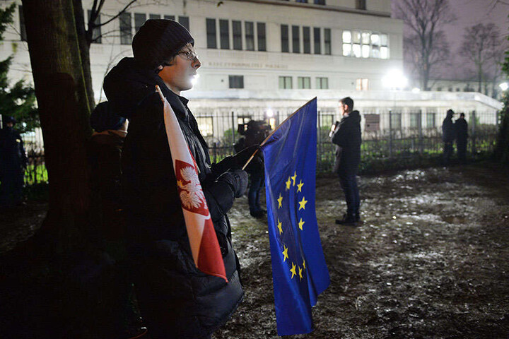 Teilnehmer einer Demonstration gegen die Justizreform haben sich am 15.12.2017 in Warschau vor dem Senat versammelt. Polen steht wegen seiner umstrittenen Justizreformen offensichtlich vor einem beispiellosen Verfahren zum Entzug seiner Stimmrechte in der