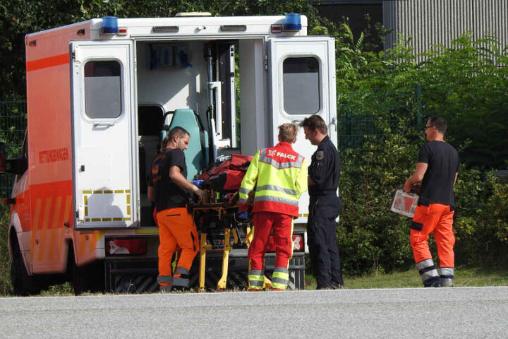 Die Rettungskräfte bereiten ihren Einsatz vor.