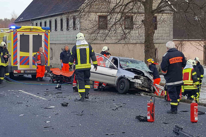 Zwei Frauen im Opel wurden schwer verletzt.