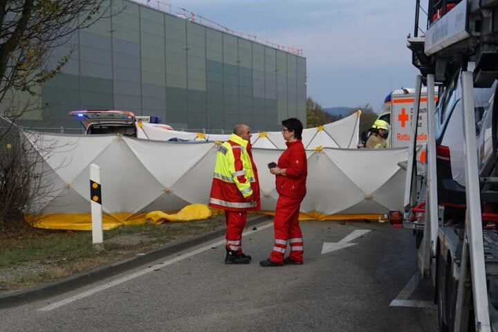 Hinter dem Sichtschutz kämpften die Rettungskräfte um das Leben der schwerverletzten Autofahrerin. Vergeblich.