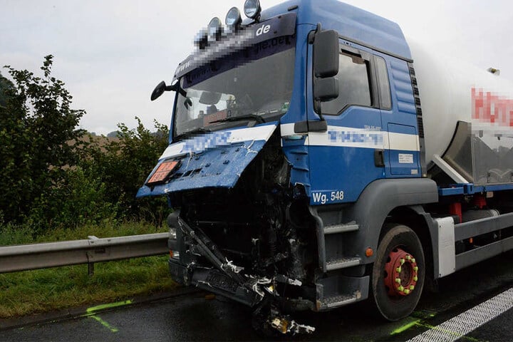 Der Lkw-Fahrer wurde bei dem Crash leicht verletzt.