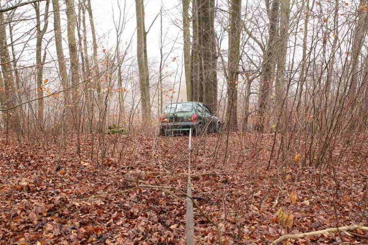 Mit Spanngurten war der Wagen an den Bäumen befestigt.