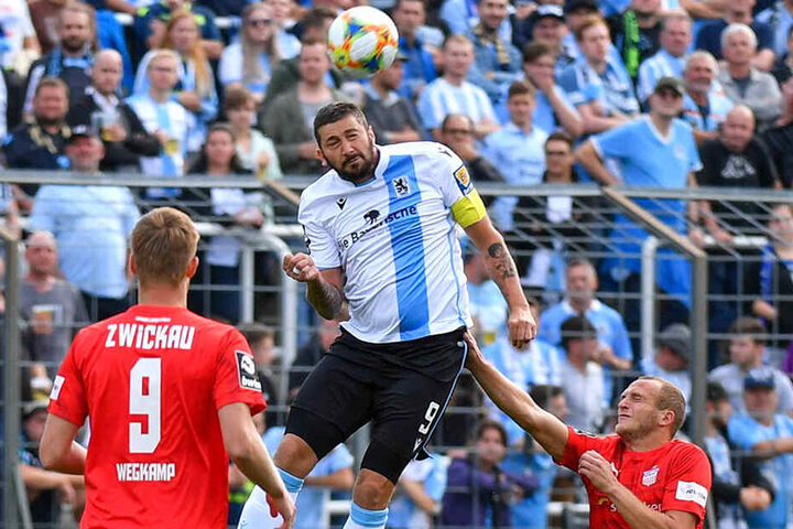 Typisches Bild: Münchens Sascha Mölders springt deutlich höher als die Zwickauer.