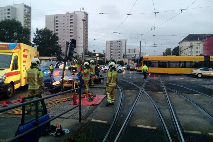 Der Bauarbeiter musste aus dem Auto befreit werden.