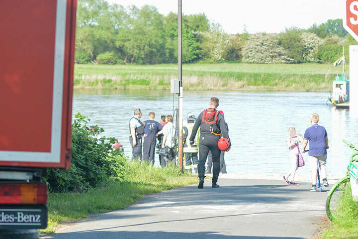 Die Feuerwehr setzte für die Rettung ein motorisiertes Schlauchboot ein.