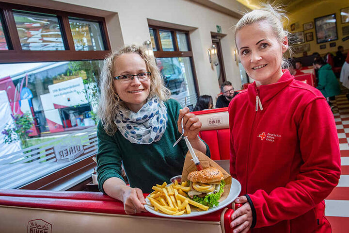 Burger für Blut: Anja Wolter (DRK) und Franziska Häusler (l.).